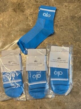 New Women’s Alo Socks
New with tags in its packaging 
3 pairs 
Fits sizes 6-11